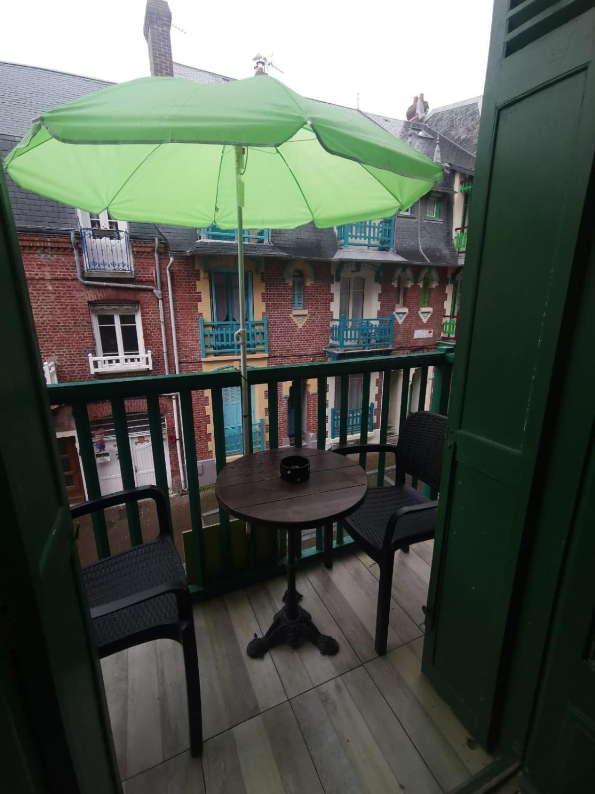 Appartement Avec Balcon Au 1Er Etage Vue Laterale Mer A 50 Metres De La Plage A Mers Les Bains. Eksteriør bilde